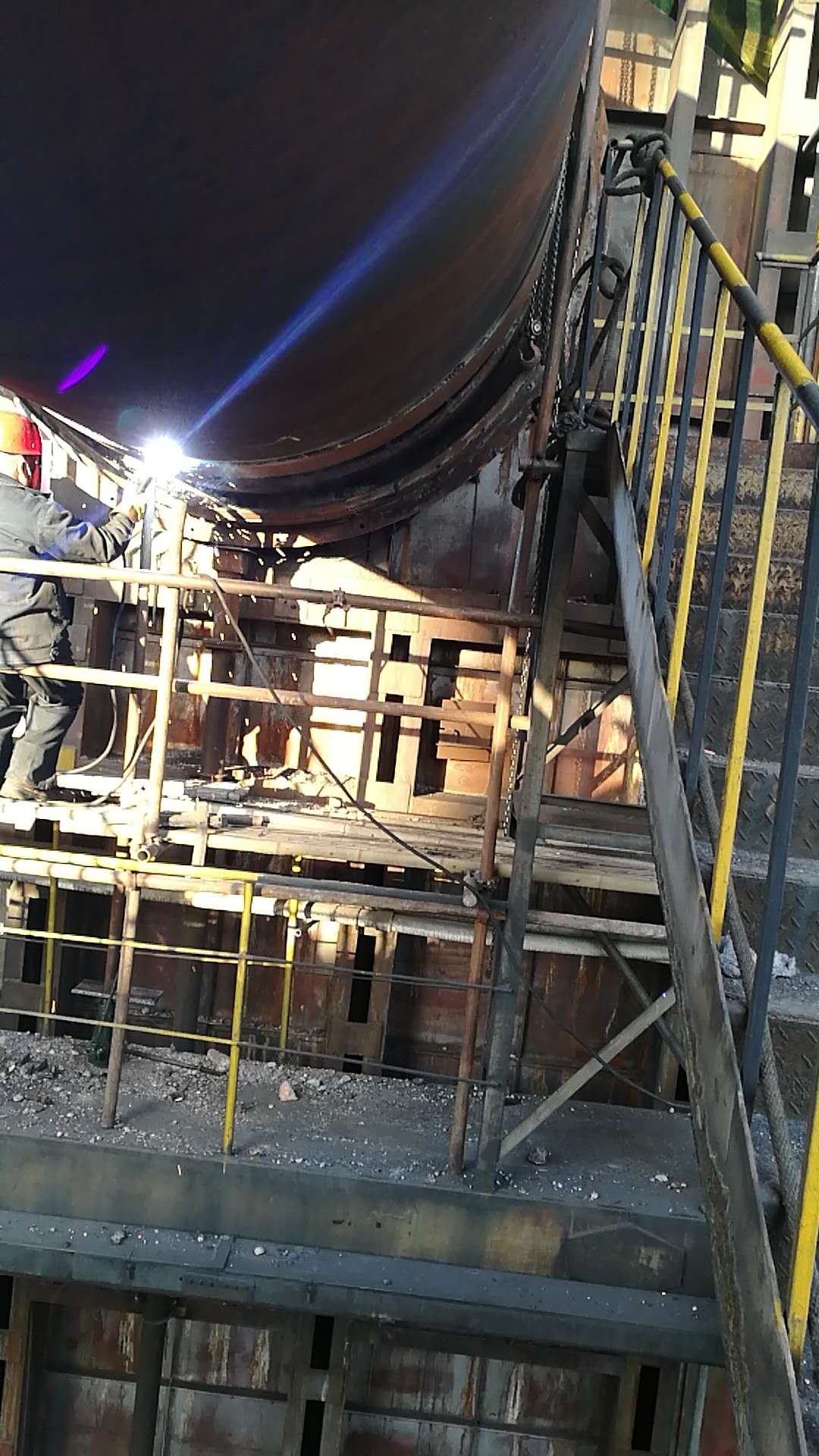 铝厂窑尾密封安装中