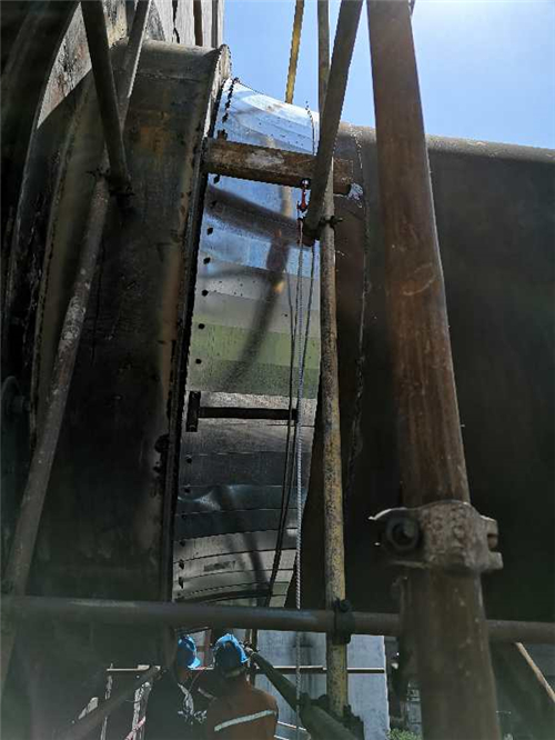 铝厂窑尾密封安装中