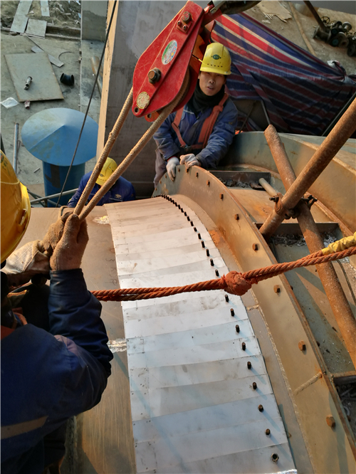 铝厂窑尾密封安装中